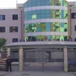 tentoi-t’i-shpetonte-arrestimit-pasi-kishte-makinen-me-droge,-shoferi-perplas-automjetin-e-policise.-cfare-ndodhi-ne-durres