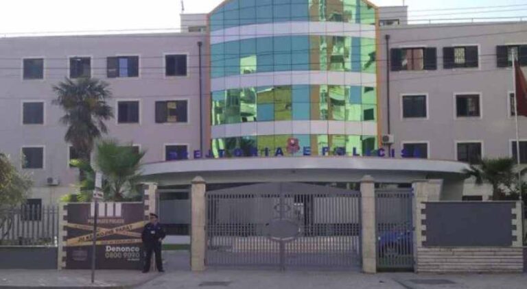 tentoi-t’i-shpetonte-arrestimit-pasi-kishte-makinen-me-droge,-shoferi-perplas-automjetin-e-policise.-cfare-ndodhi-ne-durres