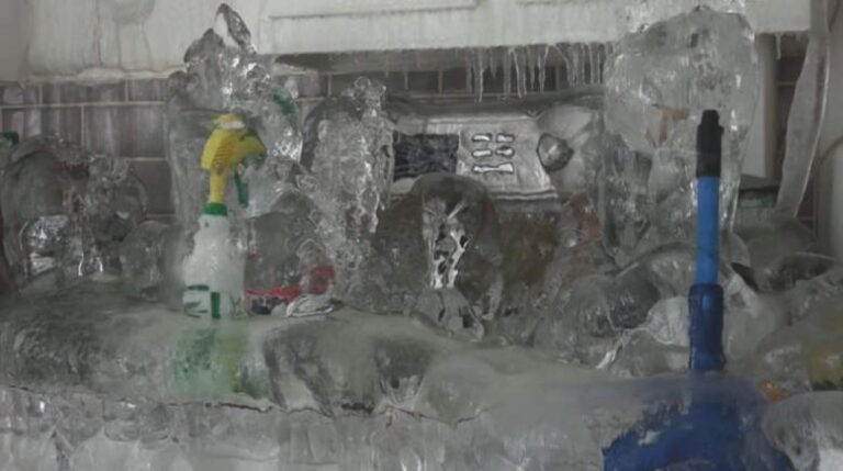 incidenti-i-pazakonte!-fiken-ngrohjen-dhe-iken-me-pushime,-apartamenti-‘pushtohet’-nga-akulli-(video)