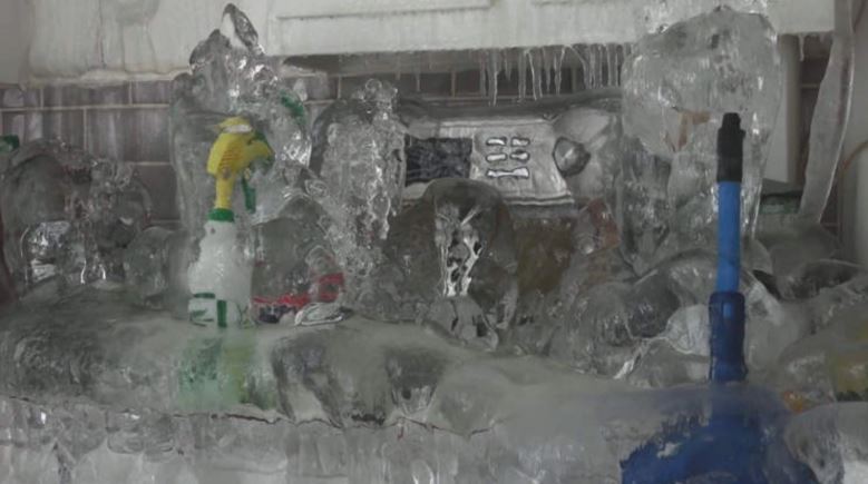 incidenti-i-pazakonte!-fiken-ngrohjen-dhe-iken-me-pushime,-apartamenti-‘pushtohet’-nga-akulli-(video)