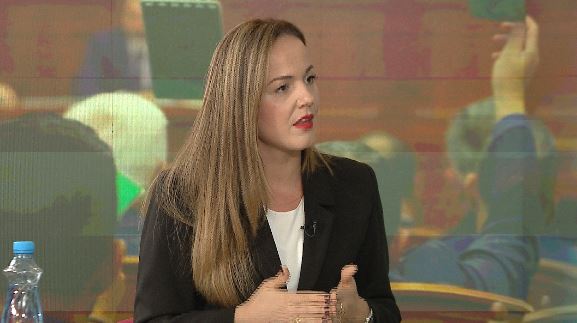 cfare-ndryshon-ne-kodin-e-ri-penal?-juristja-greta-ambeli-sqaron-‘dekriminalizimin’-per-gazetaret-dhe-arrestimet-per-parkim-dysh