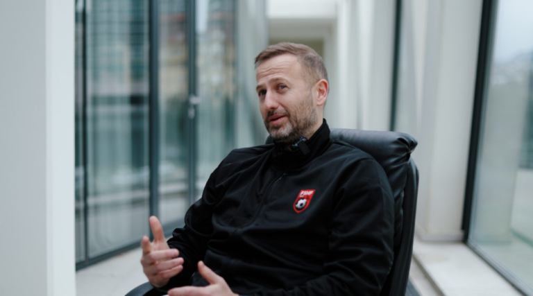 “legjendat-flasin”/-rrefimi-i-migjen-bashes:-nga-pritja-per-te-veshur-fanellen-e-kombetares,-te-kualifikimi-i-pare-ne-europian!