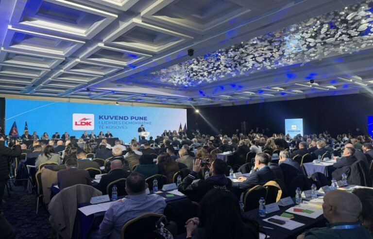 kosove,-lumir-abdixhiku-dorezon-doreheqjen-para-kuvendit-te-ldk-se