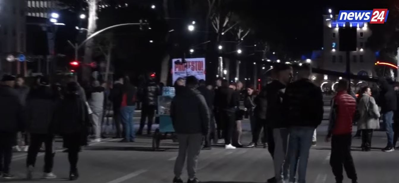 afera-“balluku”/-protesta-kombetare-e-“shqiperia-behet”,-qytetaret-bashkohen-para-kryeministrise