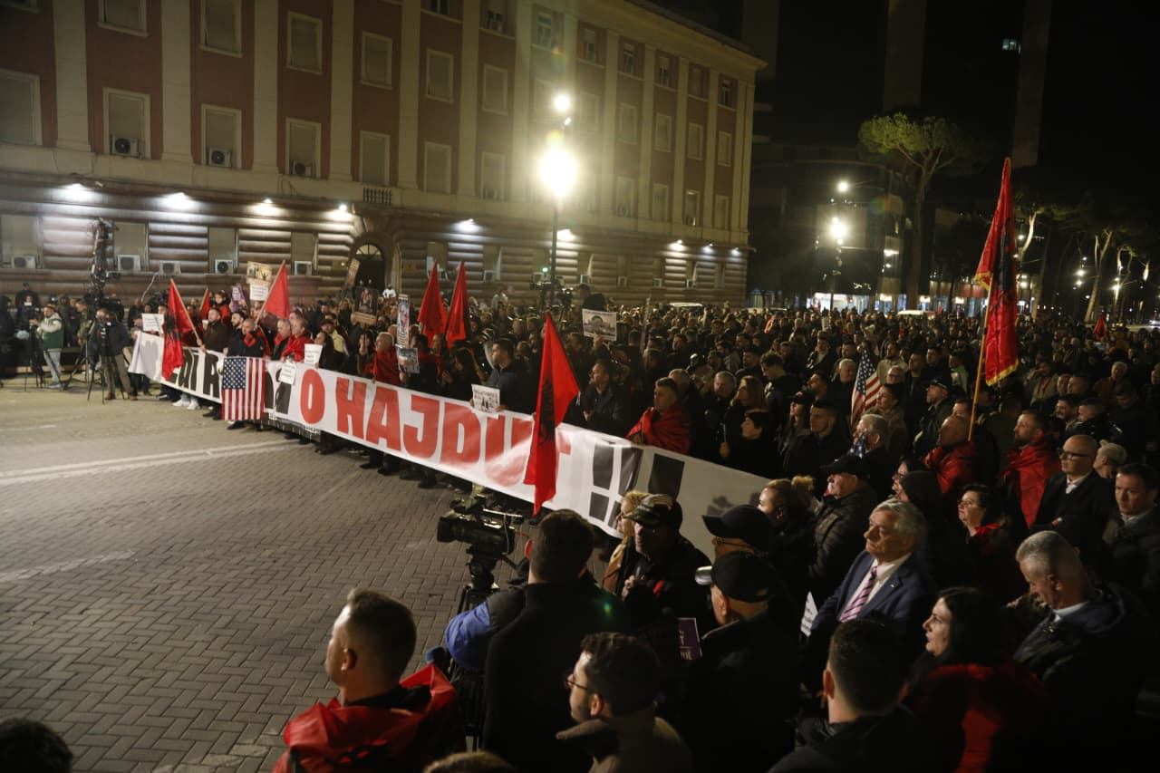 pas-rreth-2-oresh-perfundon-protesta-kombetare-“shqiperia-behet”/-denoncimet-per-vjedhje-e-thirrje-per-doreheqje:-shqiperia-kunder-korrupsionit