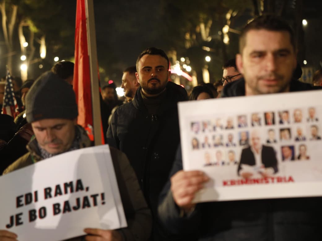 protesta-kombetare-para-kryeministrise/-deputeti-i-pd-besart-xhaferi-i-bashkohet-adriatik-lapajt-(foto)