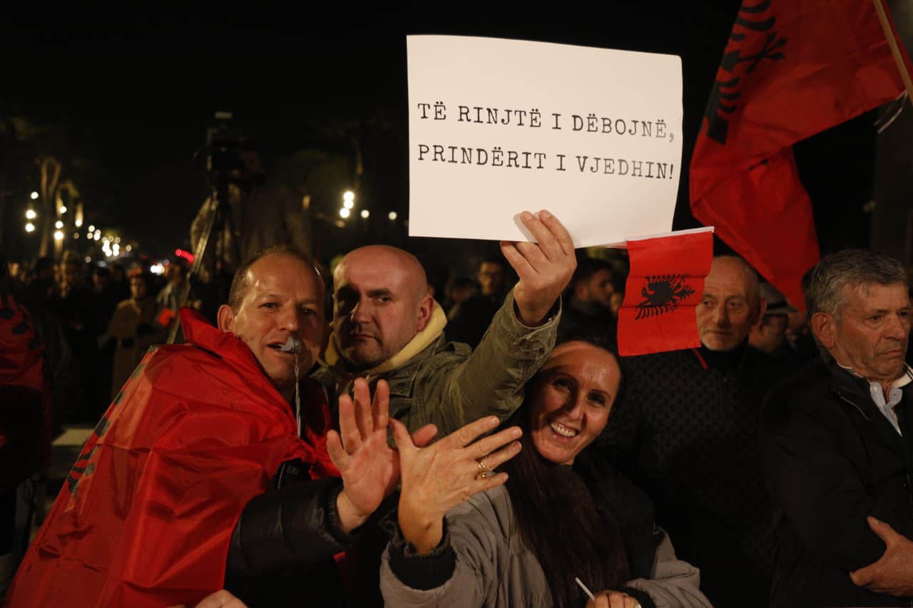 foto/-“te-rinjte-i-debojne,-prinderit-i-vjedhin”,-ja-cfare-thone-mesazhet-e-protestes-se-adriatik-lapajt