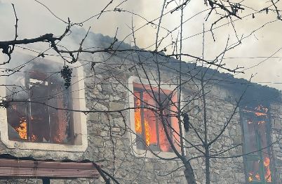 maliq/-banesa-perfshihet-nga-flaket,-familjaret-ishin-ne-gjume