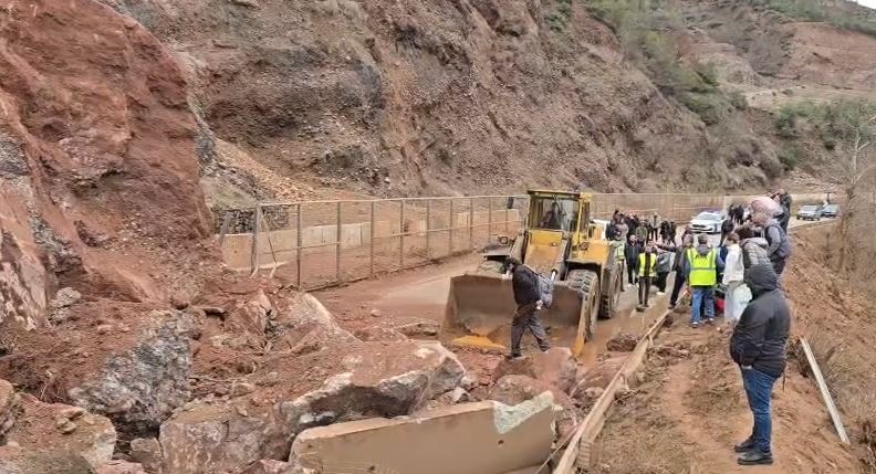 aksi-librazhd-qafe-thane-bllokohet-nga-rreshqitja-e-dherave-dhe-gureve,-policia-apel-per-shmangie-te-qarkullimit