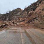 skandal-ne-aksin-librazhd-prrenjas!-rruga-kombetare-paralizohet-nga-rreshqitja-masive-e-gureve-ne-“kthesat-e-dragostunjes-“,-kompania-zhduket-nga-terreni