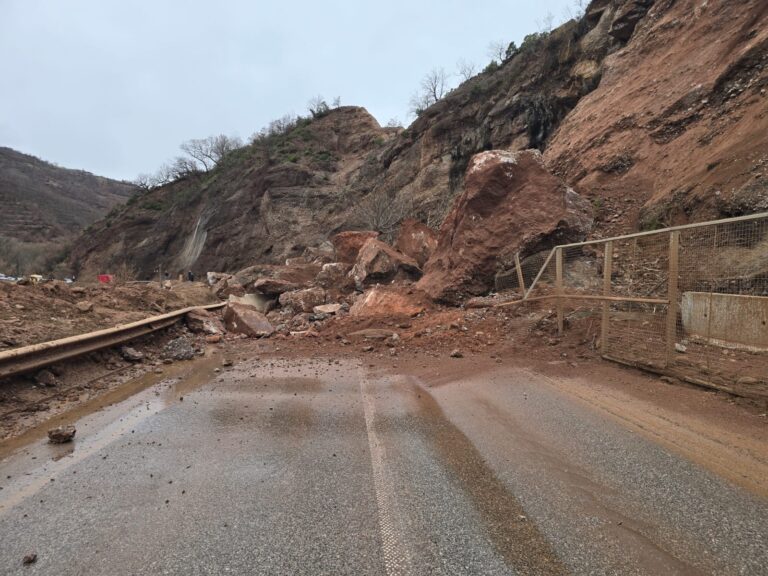 skandal-ne-aksin-librazhd-prrenjas!-rruga-kombetare-paralizohet-nga-rreshqitja-masive-e-gureve-ne-“kthesat-e-dragostunjes-“,-kompania-zhduket-nga-terreni