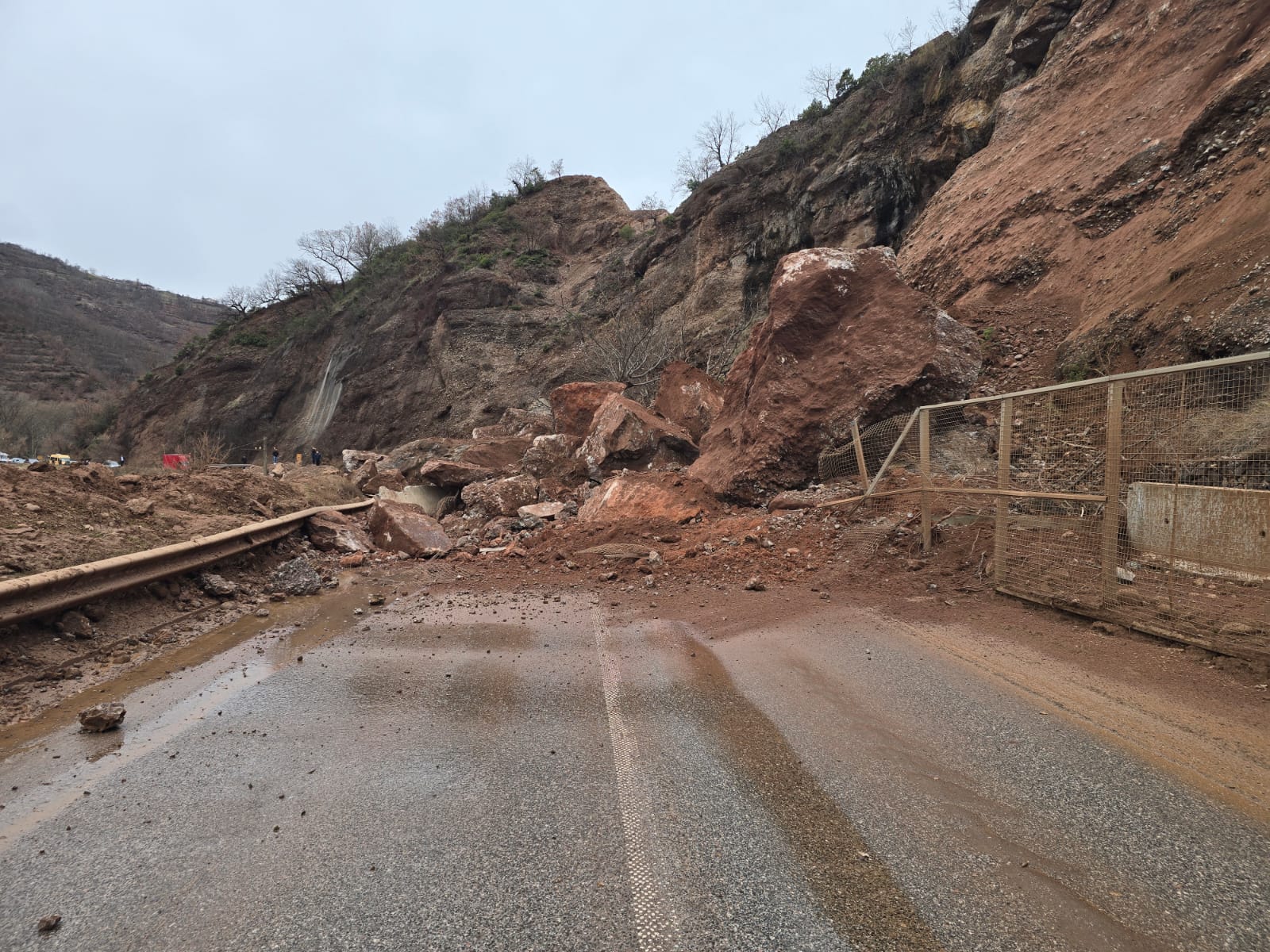 skandal-ne-aksin-librazhd-prrenjas!-rruga-kombetare-paralizohet-nga-rreshqitja-masive-e-gureve-ne-“kthesat-e-dragostunjes-“,-kompania-zhduket-nga-terreni