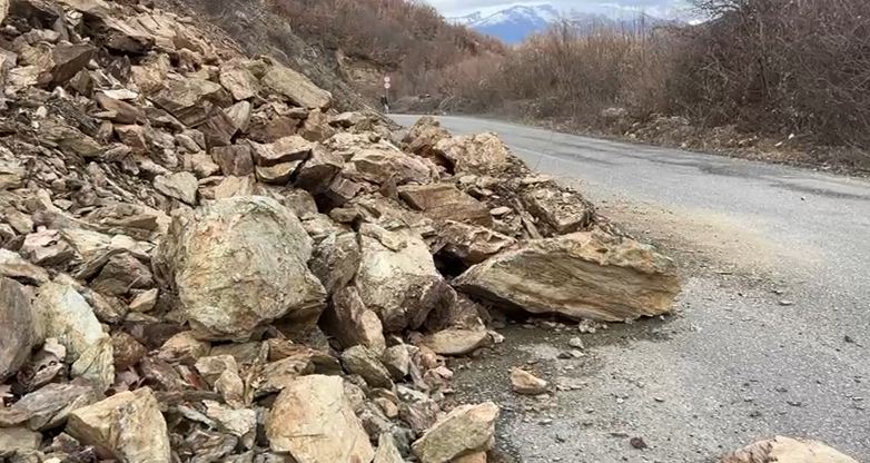 video/-rreshqitje-guresh-ne-aksin-qe-lidh-golloborden-me-maqedonine-e-veriut!-asnje-nderhyrje-prej-dy-javesh