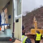 video/-shembja-ne-aksin-librazhd-prrenjas-bllokon-ambulancen-e-nisur-drejt-spitalit!-pacientja-kalohet-permes-lumit-me-barrele