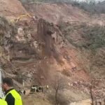 bllokimi-ne-kthesat-e-dragostunjes/-fadromat-e-“ank”-perkeqesojne-situaten,-hedhin-ne-rruge-masiv-guresh-e-dherash.-juglindja-e-paralizuar