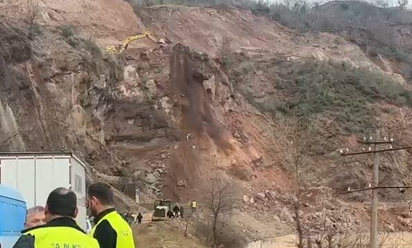 bllokimi-ne-kthesat-e-dragostunjes/-fadromat-e-“ank”-perkeqesojne-situaten,-hedhin-ne-rruge-masiv-guresh-e-dherash.-juglindja-e-paralizuar