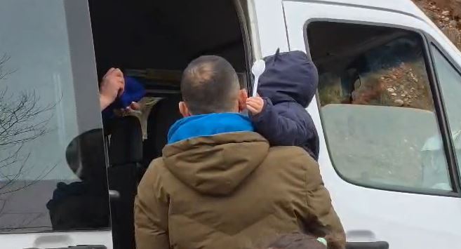 rreth-4-ore-paralizim-i-qarkullimit!-shkembinjte-ne-aksin-librazhd-prrenjas-kthehen-ne-makth-per-femije-dhe-te-moshuar