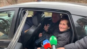 “ra-mali,-kemi-5-ore-te-bllokuar”/-aksi-librazhd-prrenjas-i-paralizuar,-qytetaret-ne-radhe-pas-renies-se-gureve:-jemi-te-semure!-qeveria…