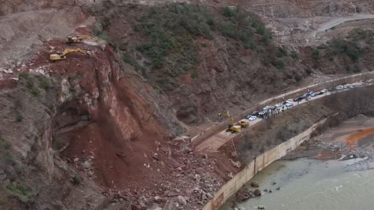 pamje-me-dron/-qindra-makina-te-bllokuar-prej-5-oresh-ne-aksin-prrenjas-librazhd,-rendohet-situata,-fadromat-e-ank-shpk-hedhin-gure-e-shkembinj-ne-rruge