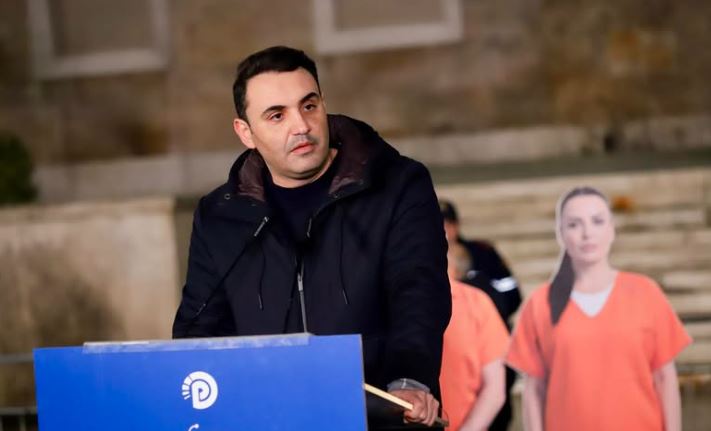 “balluku-pozonte-per-sukses,-por-kur-rruga-bllokohet-nga-guret,-s’duket-askund”/-prrenjas-librazhd-5-ore-i-paralizuar,-kellici:-hetim!-t’i-tregojme-vendin-“palloshit”-dhe…