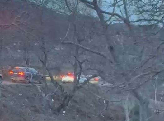 bashke-ne-veshtiresi!-banoret-e-fshatit-spathar-ne-librazhd-ndihmojne-qindra-shofere-te-bllokuar-te-kthesat-e-dragostunjes