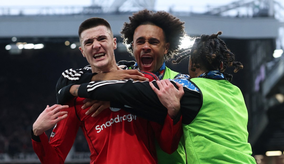 man-united-ben-me-zemer-tifozet,-sesko-heroi-i-ndeshjes.-aston-villa-zhgenjen-ne-shtepi-(video)