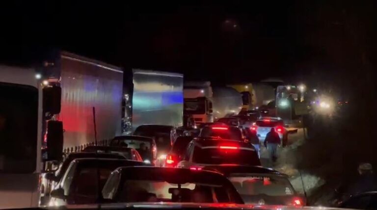 aksi-librazhd-prrenjas-zhbllokohet-pas-rreth-8-oresh,-policia:-qarkullimi-i-lire-ne-te-dy-kahet!-apel-shofereve-per-kujdes