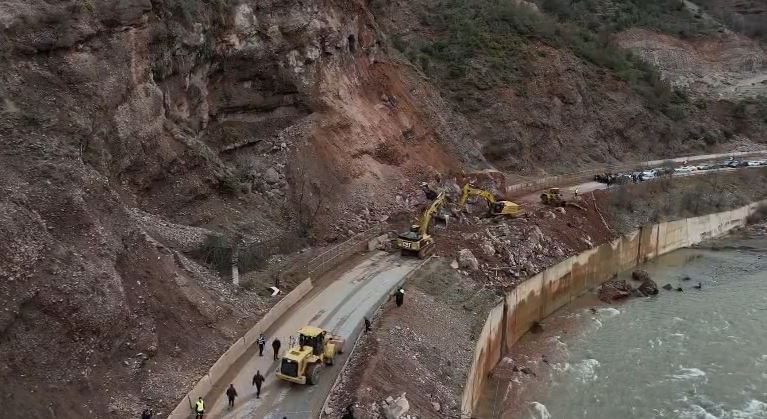 mijera-qytetare-te-bllokuar-per-rreth-8-ore-ne-aksin-prrenjas-librazhd,-kapri:-kompania-ank-e-ish-deputetit-socialist-ndue-kola,-mori-20-mln-euro-per-zgjerimin-e-rruges