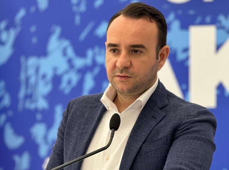 “qindra-mln-euro-taksa-per-infrastrukturen,-rruget-rrezik-per-jeten-e-qytetareve”,-klevis-balliu:-pasoje-e-vjedhjeve-dhe-korrupsionit-te-rames-dhe-ballukut