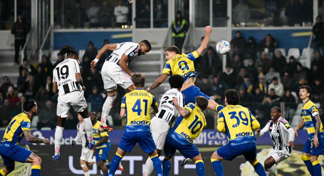 gjithcka-e-lehte-per-juventusin,-bardhezinjte-shkojne-ne-dhomat-e-zhveshjes-me-avantazhin-e-dyfishte-(video)