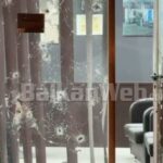 fasada-e-bere-shoshe/-pamje-nga-vendngjarja-ne-lezhe,-mbi-20-shenja-plumbash-ne-xhamat-e-biznesit-(video)