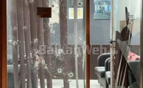 fasada-e-bere-shoshe/-pamje-nga-vendngjarja-ne-lezhe,-mbi-20-shenja-plumbash-ne-xhamat-e-biznesit-(video)