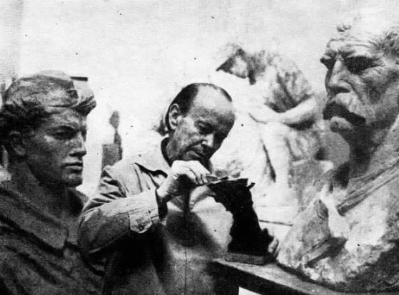 “me-bustin-e-‘skenderbeut’,-babai-u-mor-gati-40-vite,-por-ai-ishte-shume-i-kenaqur-me-monumentin-qe-u-vendos-ne-tirane,-pasi…”/-ana-e-panjohur-e-legjendes-se-skulptures-shqiptare