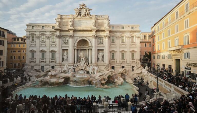 tentative-per-te-menaxhuar-fluksin-e-larte-te-turisteve,-fontana-di-trevi-tashme-me-bilete