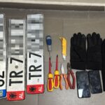 vidhte-targa-automjetesh-te-shqiperise-dhe-te-kosoves,-arrestohet-‘skifteri’-ne-durres