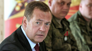 paralajmeron-medvedev:-rusia-do-te-perdore-armet-berthamore-nese-i-rrezikohet-e-ardhmja-e-vendit