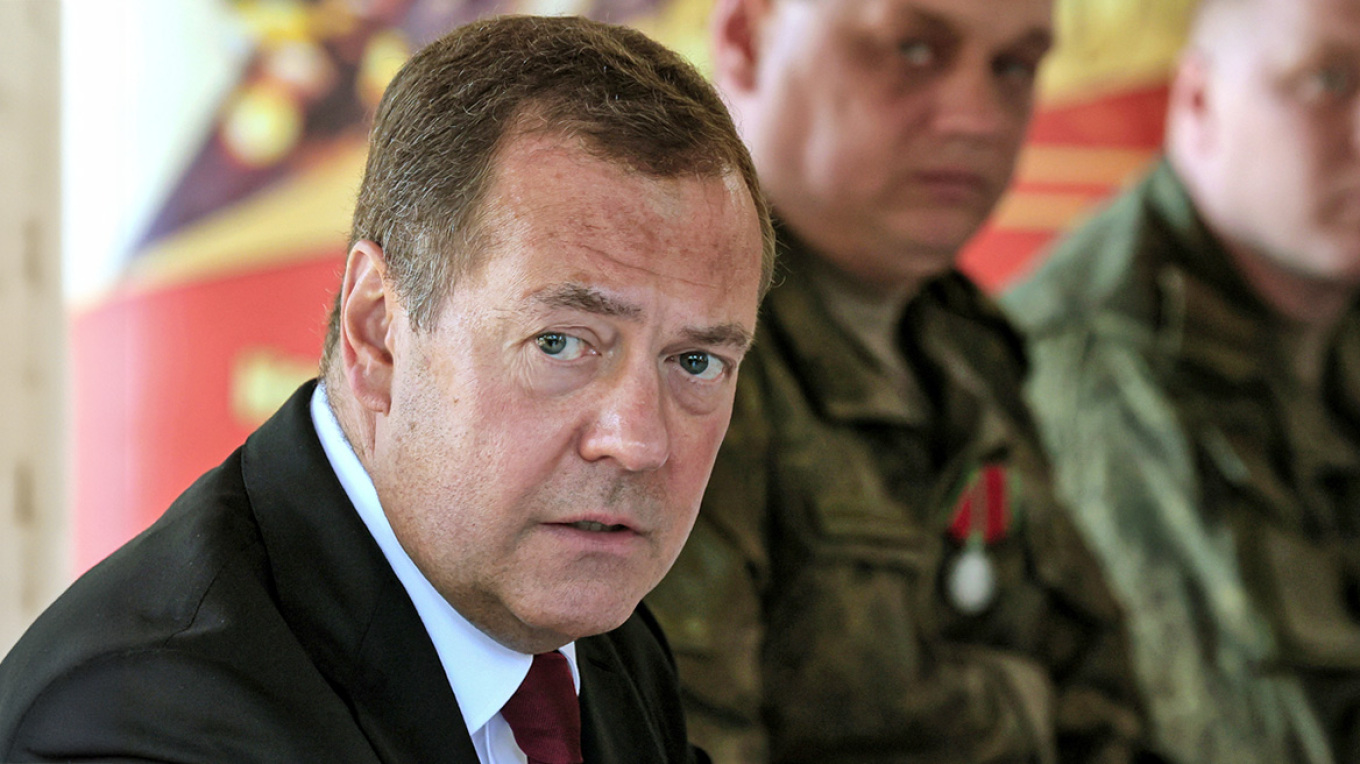 paralajmeron-medvedev:-rusia-do-te-perdore-armet-berthamore-nese-i-rrezikohet-e-ardhmja-e-vendit