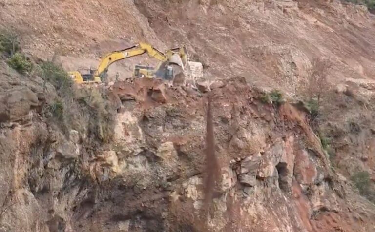 rruga-u-bllokua-nga-masivet-e-gureve/-pas-8-oresh-paralize-totale,-vijon-normalisht-qarkullimi-ne-aksin-librazhd-prrenjas