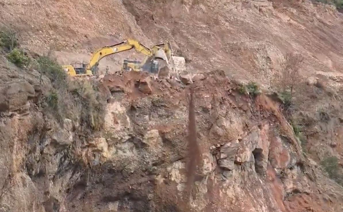 rruga-u-bllokua-nga-masivet-e-gureve/-pas-8-oresh-paralize-totale,-vijon-normalisht-qarkullimi-ne-aksin-librazhd-prrenjas