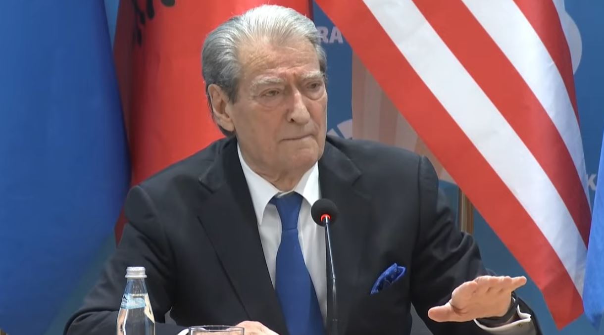 “dosja-e-akshi-t,-me-e-papara-ne-europe”,-berisha:-baxhanaku-i-rames-eshte-strumbullari!-mirlinda-e-akshi-t,-prestanome-e-lindes-se-surrelit