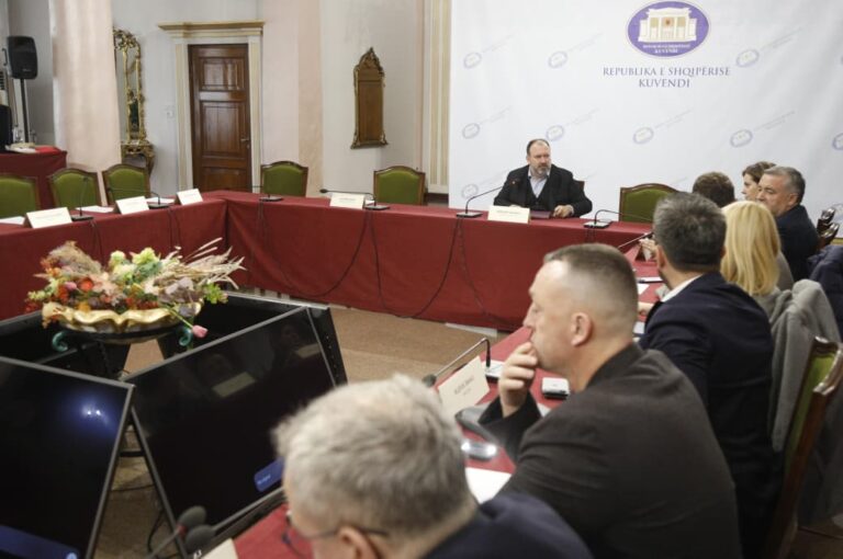 17-anetare-dhe-nje-kryetar/-opozita-bojkoton-serish-territorialen,-ndryshimi-i-perberjes-se-komisionit-neser-ne-kuvend,-mazniku:-te-fitojme-kohen-e-humbur