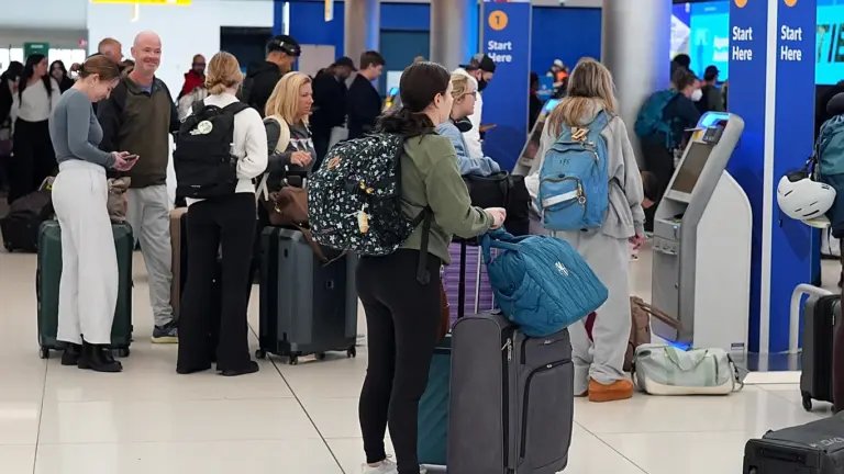 frike-nga-kaosi-i-sezonit-turistik,-zbatimi-i-sistemit-te-hyrje-daljes-ne-be-shtyhet-deri-ne-shtator