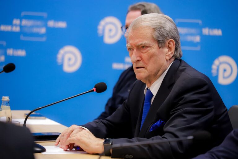 “agasi-kafe-me-kafe,-jep-urdhra-dhe-merr-vendime-si-me-pare”,-berisha:-eshte-i-lire-se-mbrohet-nga-“ergysi”-i-policise