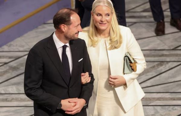 norvegji,-skandali-“epstein”-mberrin-dhe-ne-pallatin-mbreteror,-kryeministri-kritika-princeshes-se-mbajti-kontakte-te-aferta-me-pedofilin-e-denuar