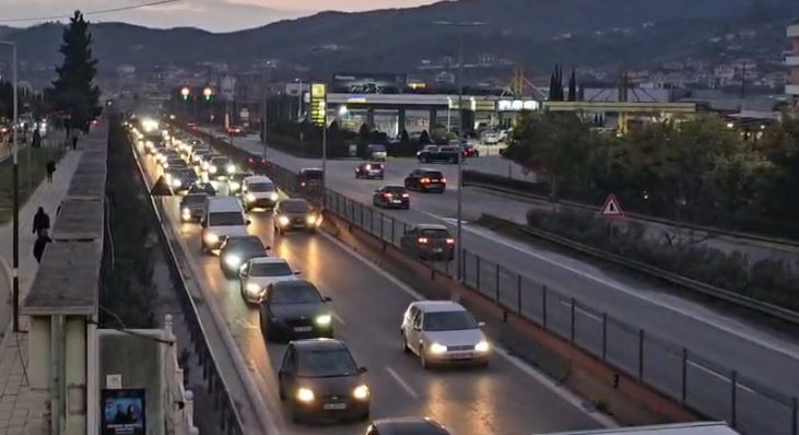 trafik-i-renduar/-radhe-kilometrike-automjetesh-ne-autostraden-durres-tirane-(video)