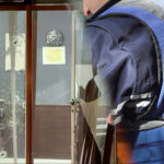 detaje-nga-atentati-ne-rrile-te-lezhes/-polici-qelloi-me-10-plumba-drejt-autoreve,-dyshohet-se-nikulaj-ka-mbetur-i-plagosur.-vijojne-kerkimet