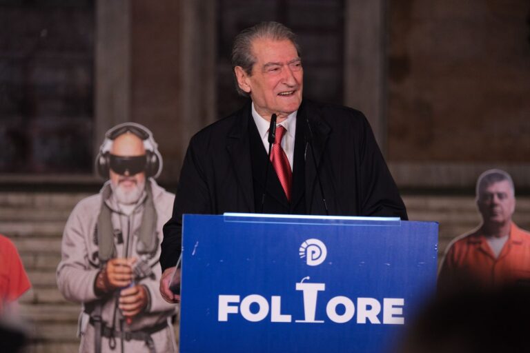 berisha:-le-te-bashkohemi-me-10-shkurt-per-t’i-dhene-mesimin-e-merituar-narkokracise-se-tiranes.-thirrje-policise,-mos-i-zemeroni-qytetaret,-ata-vijne-per-t’u-marre-me-edi-ramen