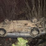 aksident-ne-segmentin-puke-qelez/-makina-del-nga-rruga-dhe-perfundon-ne-gremine,-shoferi-transportohet-ne-spital-(video)