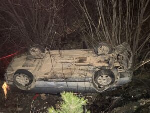 aksident-ne-segmentin-puke-qelez/-makina-del-nga-rruga-dhe-perfundon-ne-gremine,-shoferi-transportohet-ne-spital-(video)