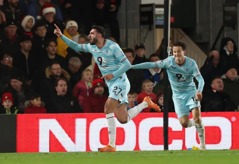 burnley-zbret-ne-fushe,-trajneri-ndan-mendjen-per-brojen